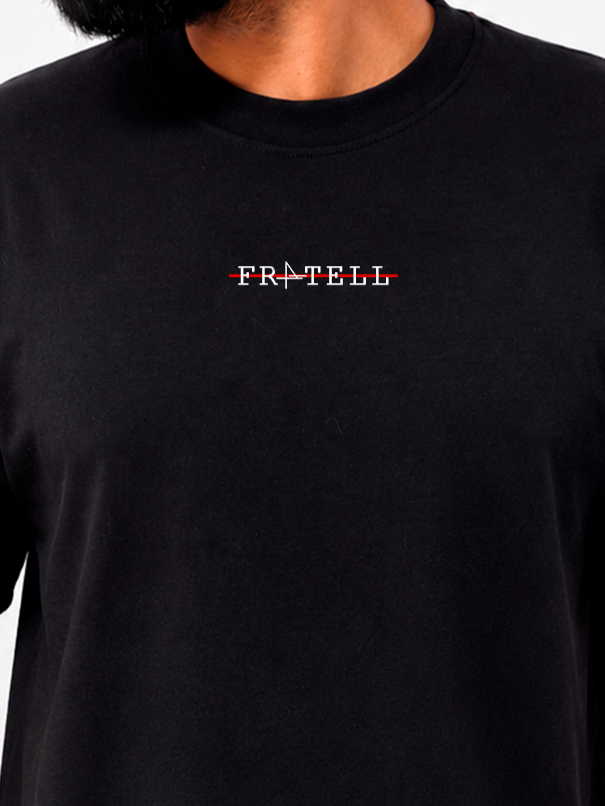 Modelo com camiseta preta FRATELL